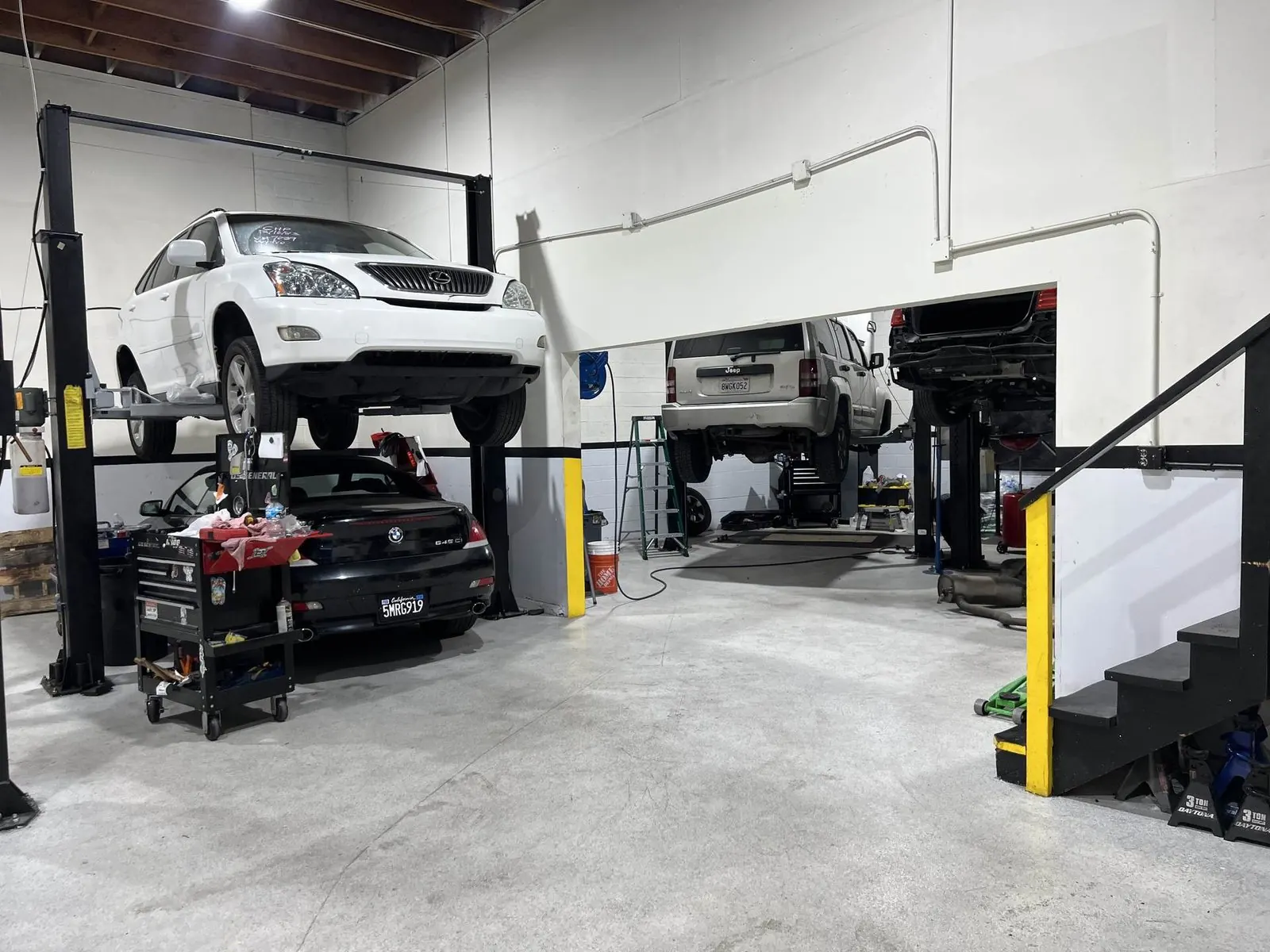 Service lifts in the repair shop
